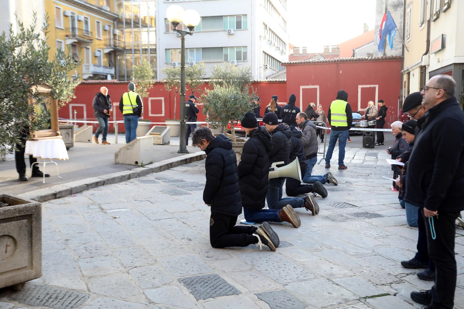 Rijeka: Molitelji i prosvjednici pred katedralom Svetog Vida