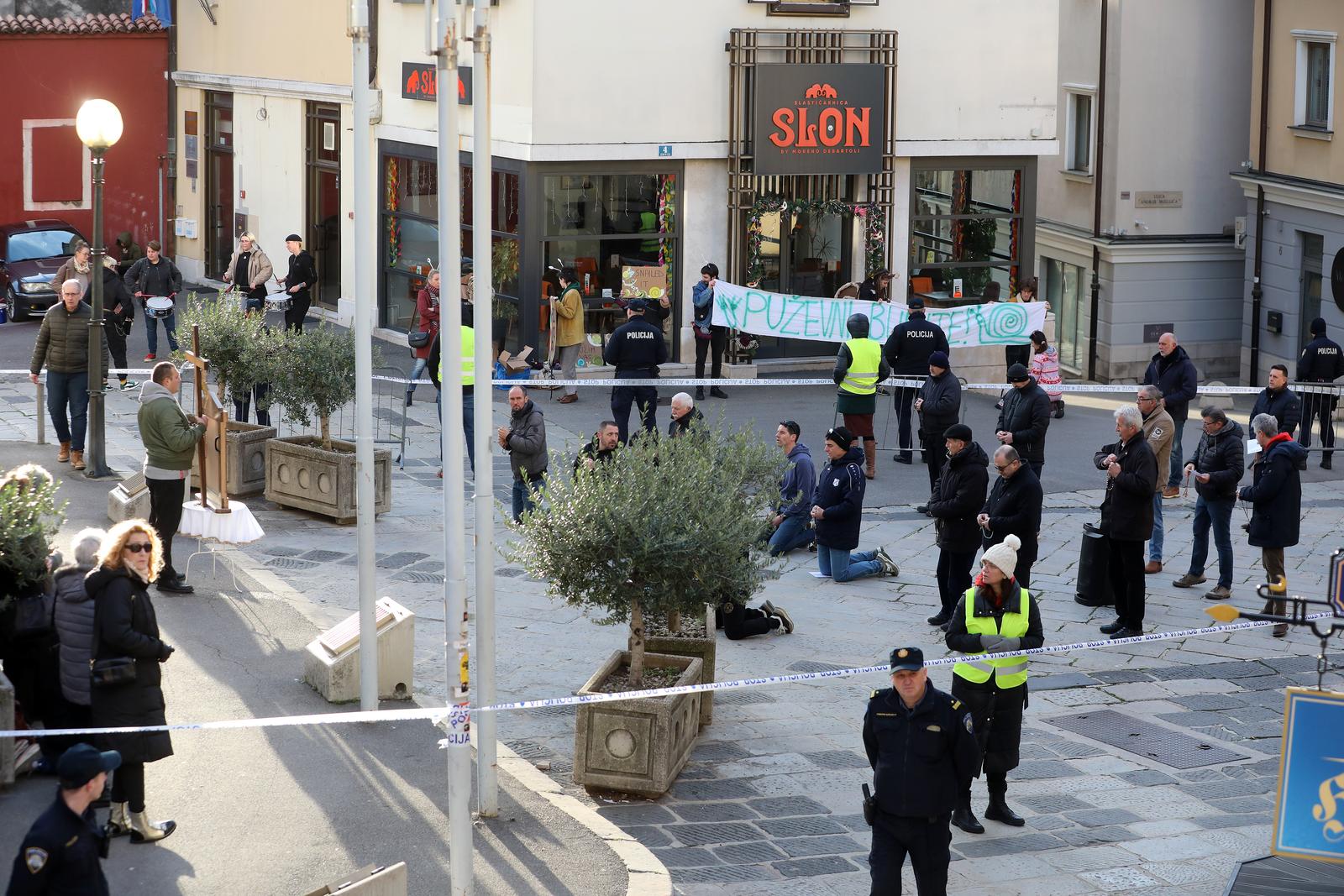 Rijeka: Molitelji i prosvjednici pred katedralom Svetog Vida