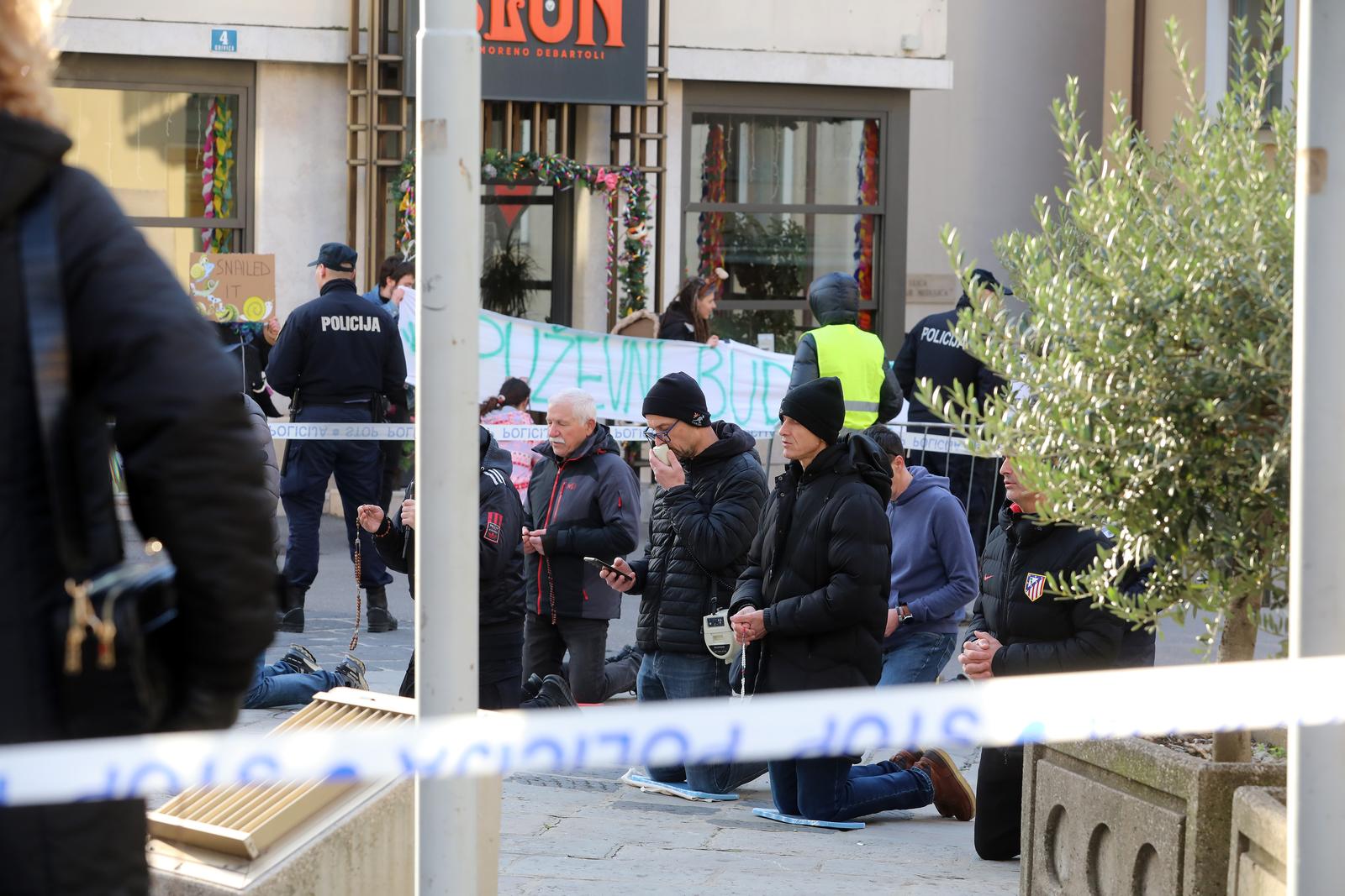 Rijeka: Molitelji i prosvjednici pred katedralom Svetog Vida