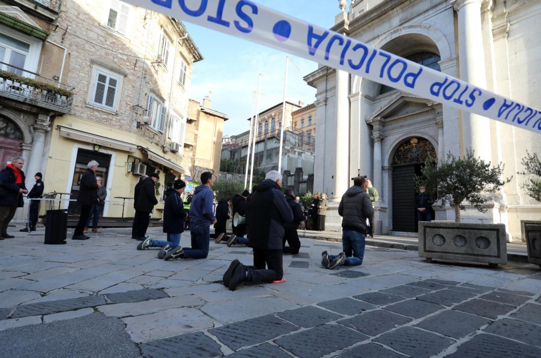 Rijeka: Molitelji i prosvjednici pred katedralom Svetog Vida. Rijeka: Molitelji i prosvjednici pred katedralom Svetog Vida.