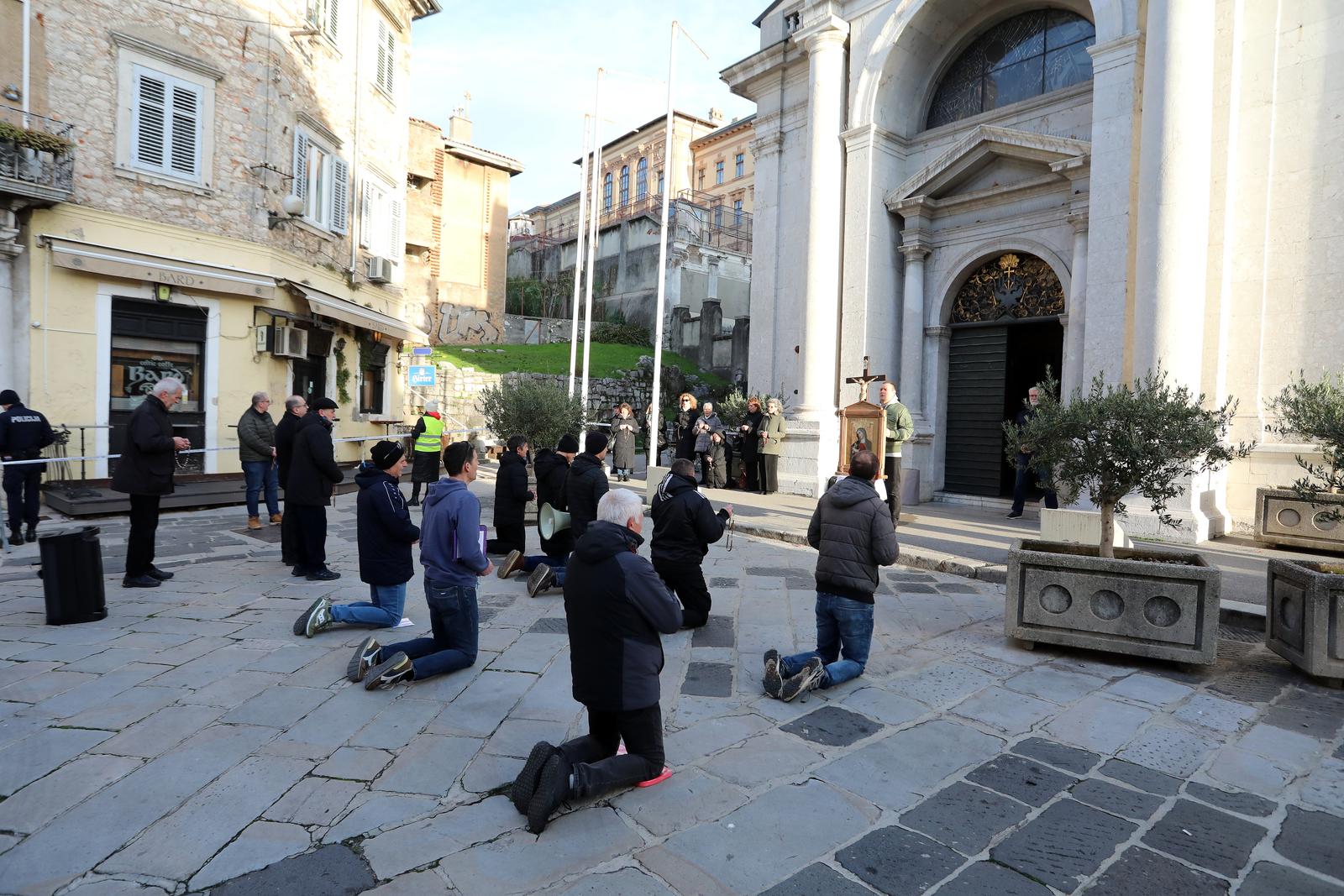 Rijeka: Molitelji i prosvjednici pred katedralom Svetog Vida.