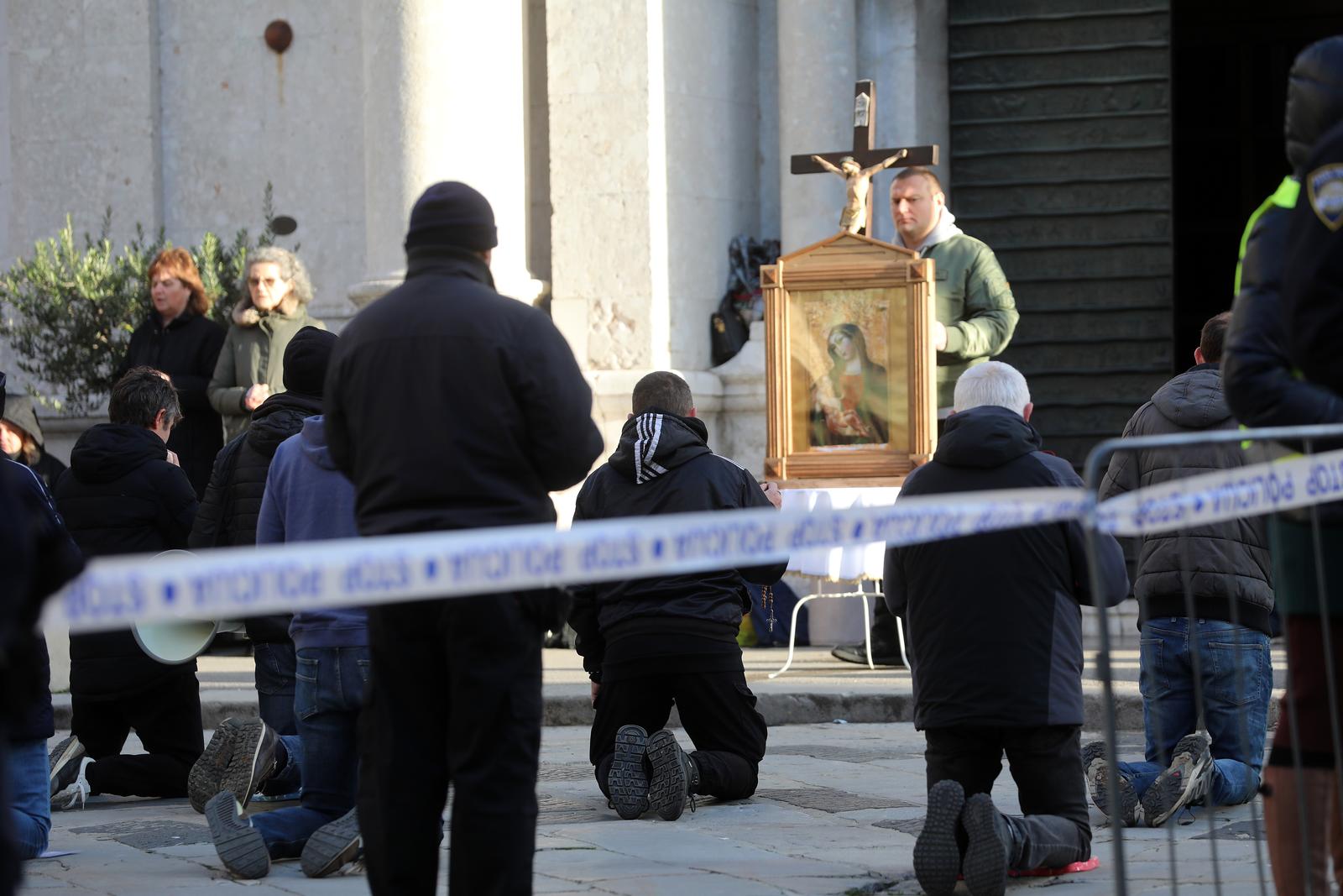 Rijeka: Molitelji i prosvjednici pred katedralom Svetog Vida.