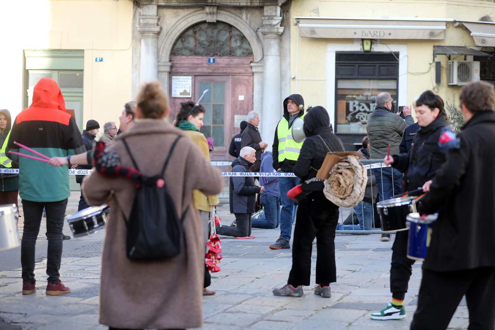 Rijeka: Molitelji i prosvjednici pred katedralom Svetog Vida.