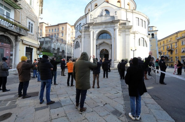 Rijeka: Molitelji i prosvjednici pred katedralom Svetog Vida. Rijeka: Molitelji i prosvjednici pred katedralom Svetog Vida.