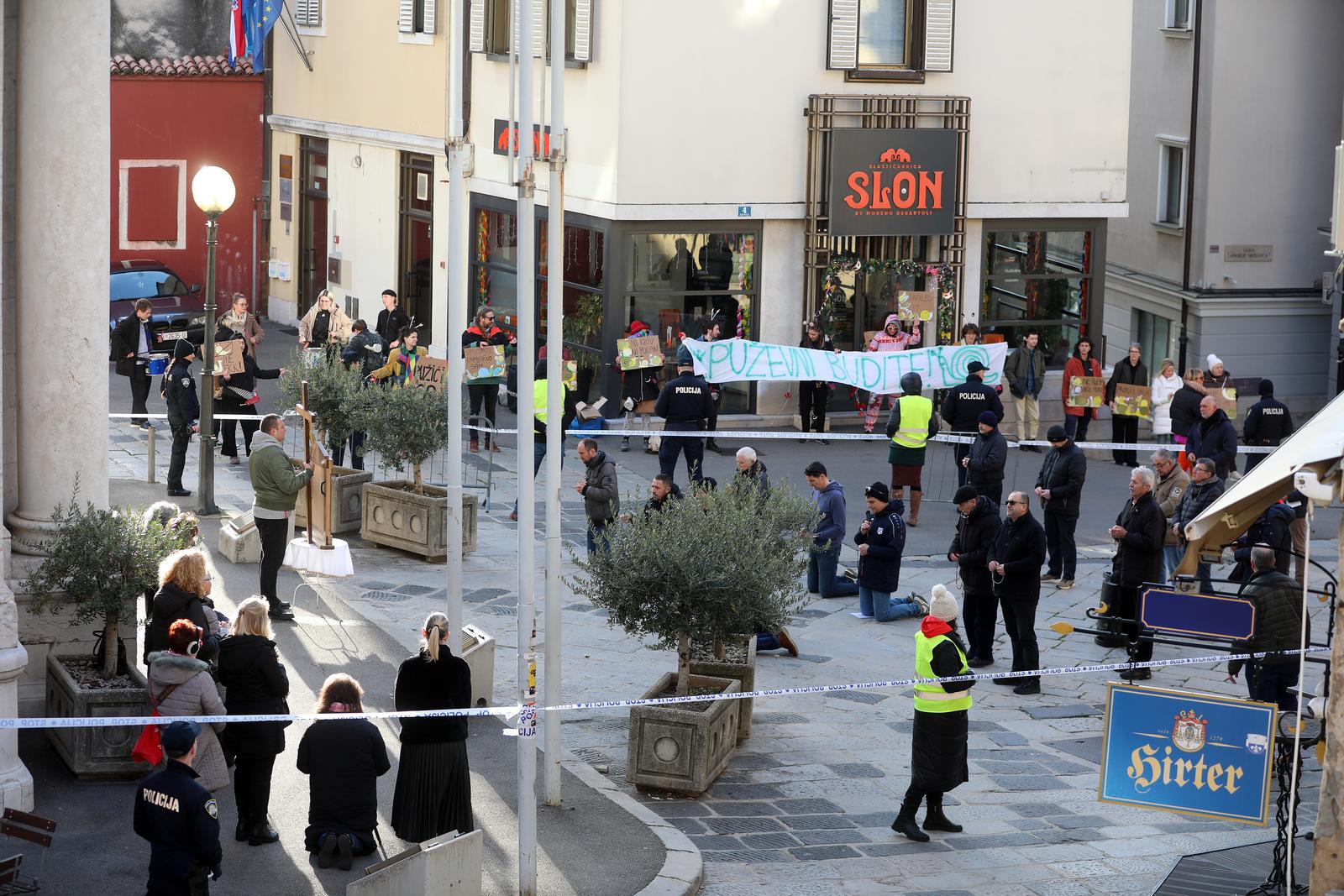 Rijeka: Molitelji i prosvjednici pred katedralom Svetog Vida.