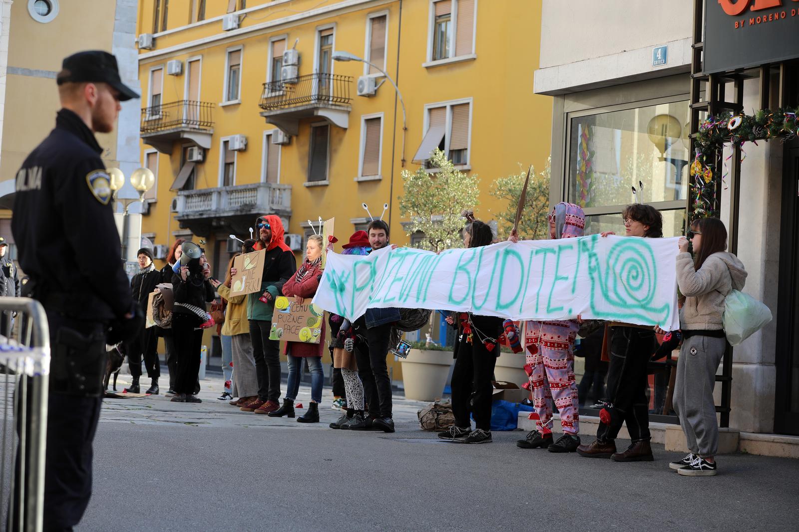Rijeka: Molitelji i prosvjednici pred katedralom Svetog Vida.
