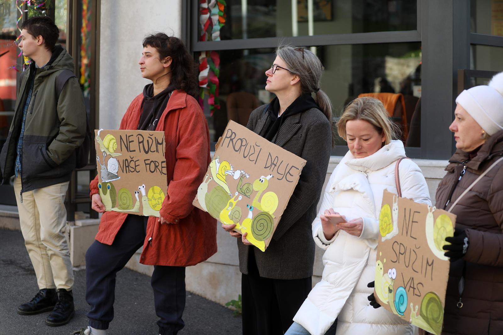 Rijeka: Molitelji i prosvjednici pred katedralom Svetog Vida.
