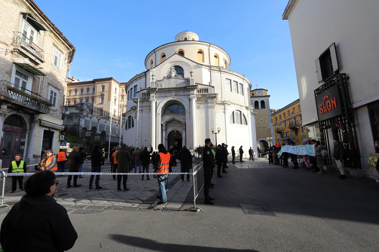 Rijeka: Molitelji i prosvjednici pred katedralom Svetog Vida.