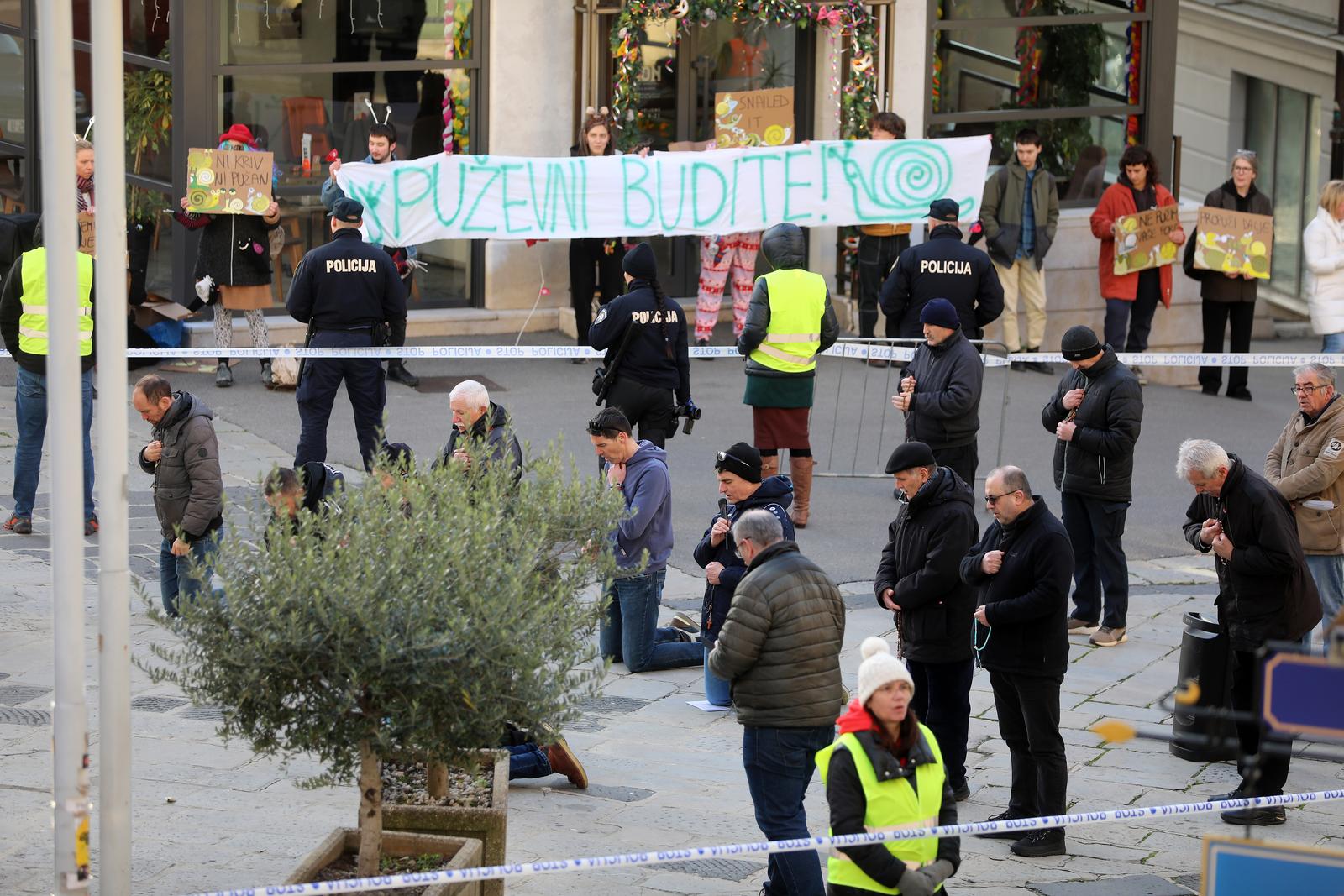 Rijeka: Molitelji i prosvjednici pred katedralom Svetog Vida.