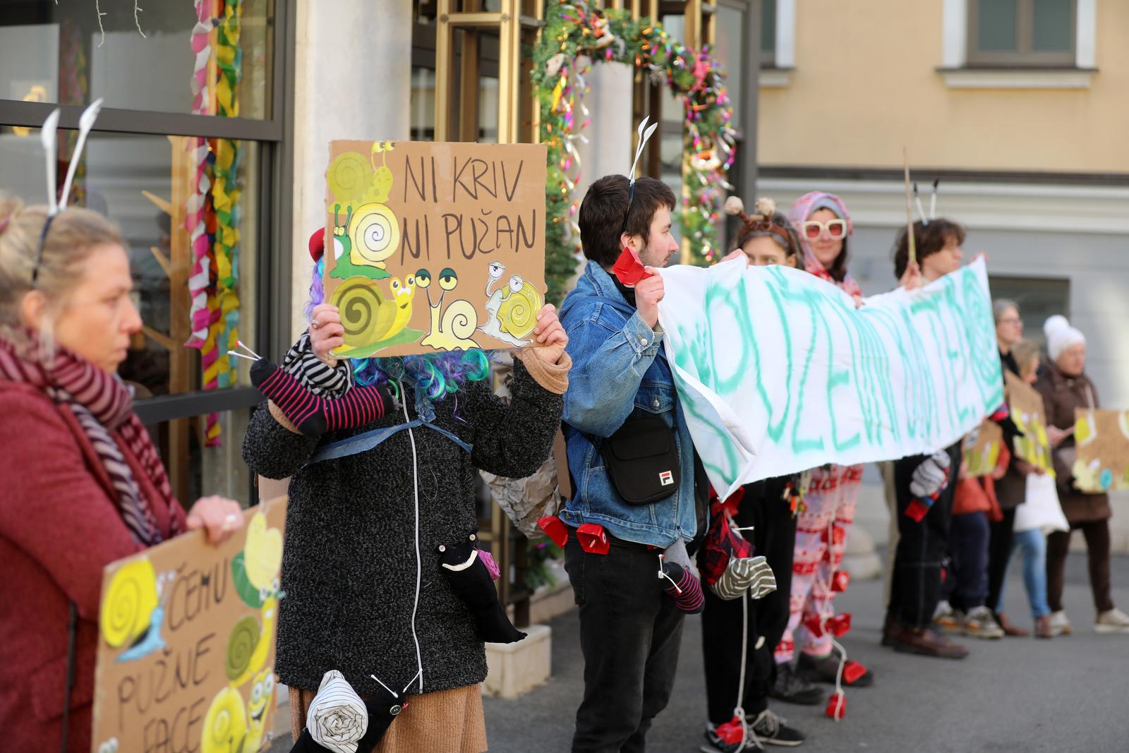 Rijeka: Molitelji i prosvjednici pred katedralom Svetog Vida.