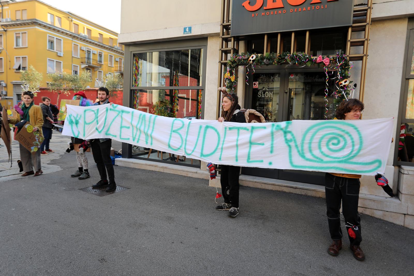 Rijeka: Molitelji i prosvjednici pred katedralom Svetog Vida.