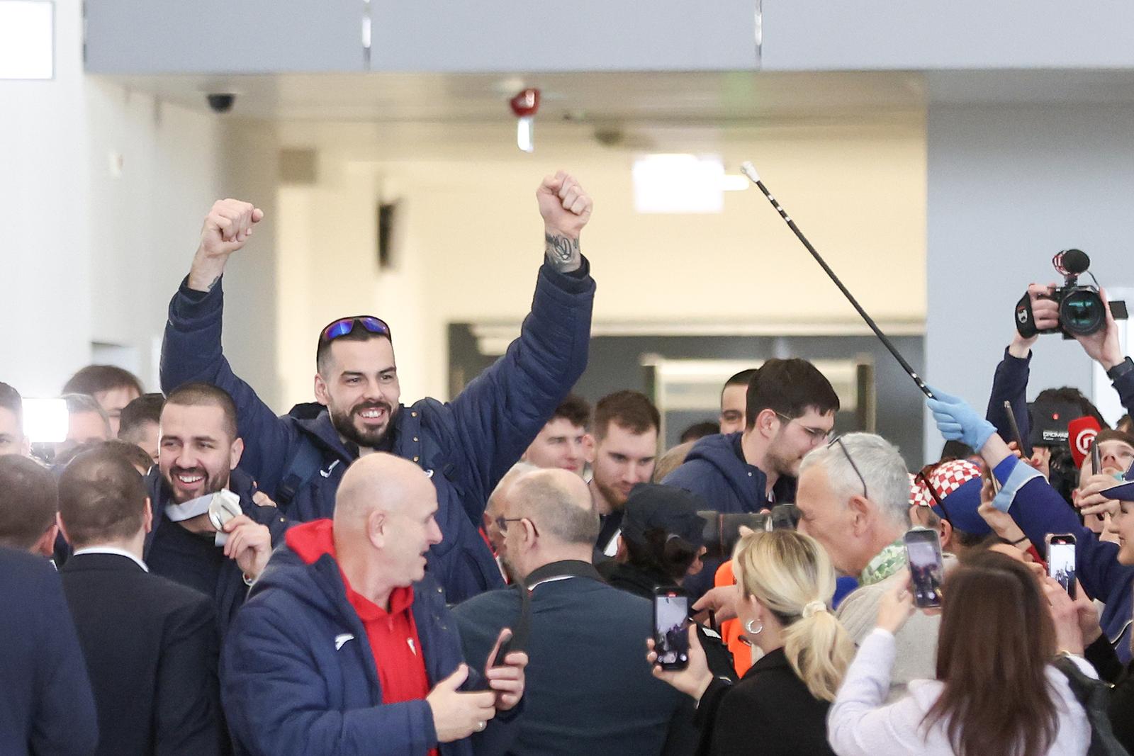 Zagreb: Rukometaši sletjeli u zračnu luku nakon osvojenog srebra na Svjetskom prvenstvu Zagreb: Rukometaši sletjeli u zračnu luku nakon osvojenog srebra na Svjetskom prvenstvu