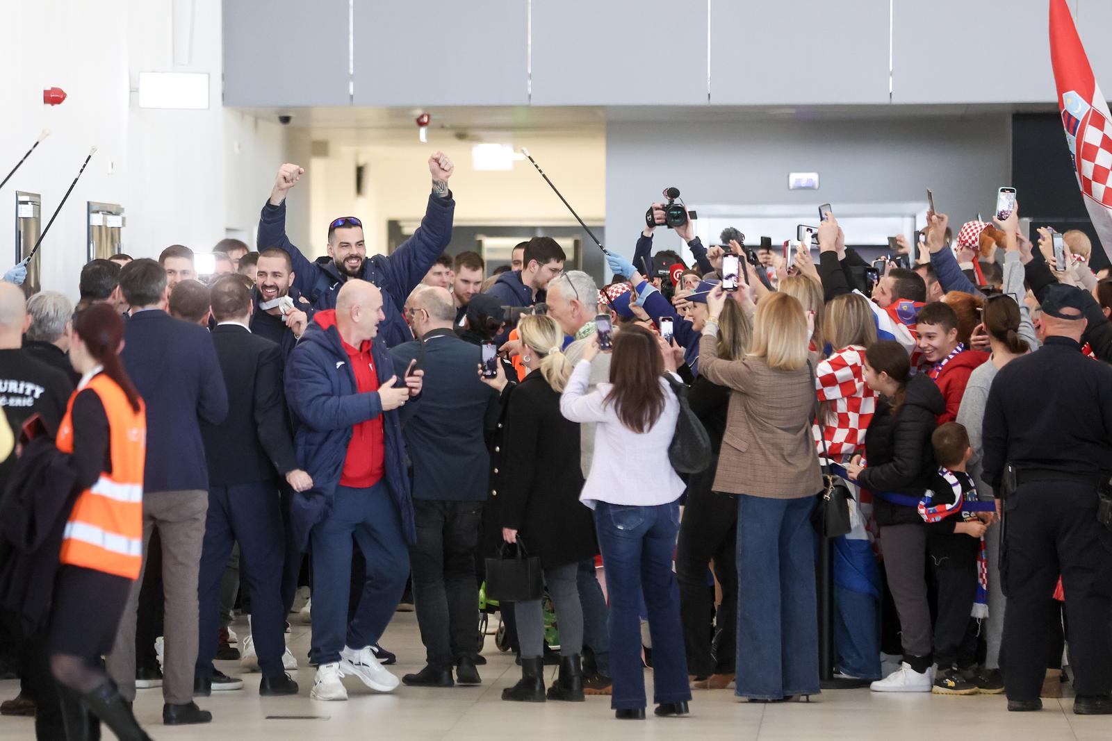 Zagreb: Rukometaši sletjeli u zračnu luku nakon osvojenog srebra na Svjetskom prvenstvu Zagreb: Rukometaši sletjeli u zračnu luku nakon osvojenog srebra na Svjetskom prvenstvu