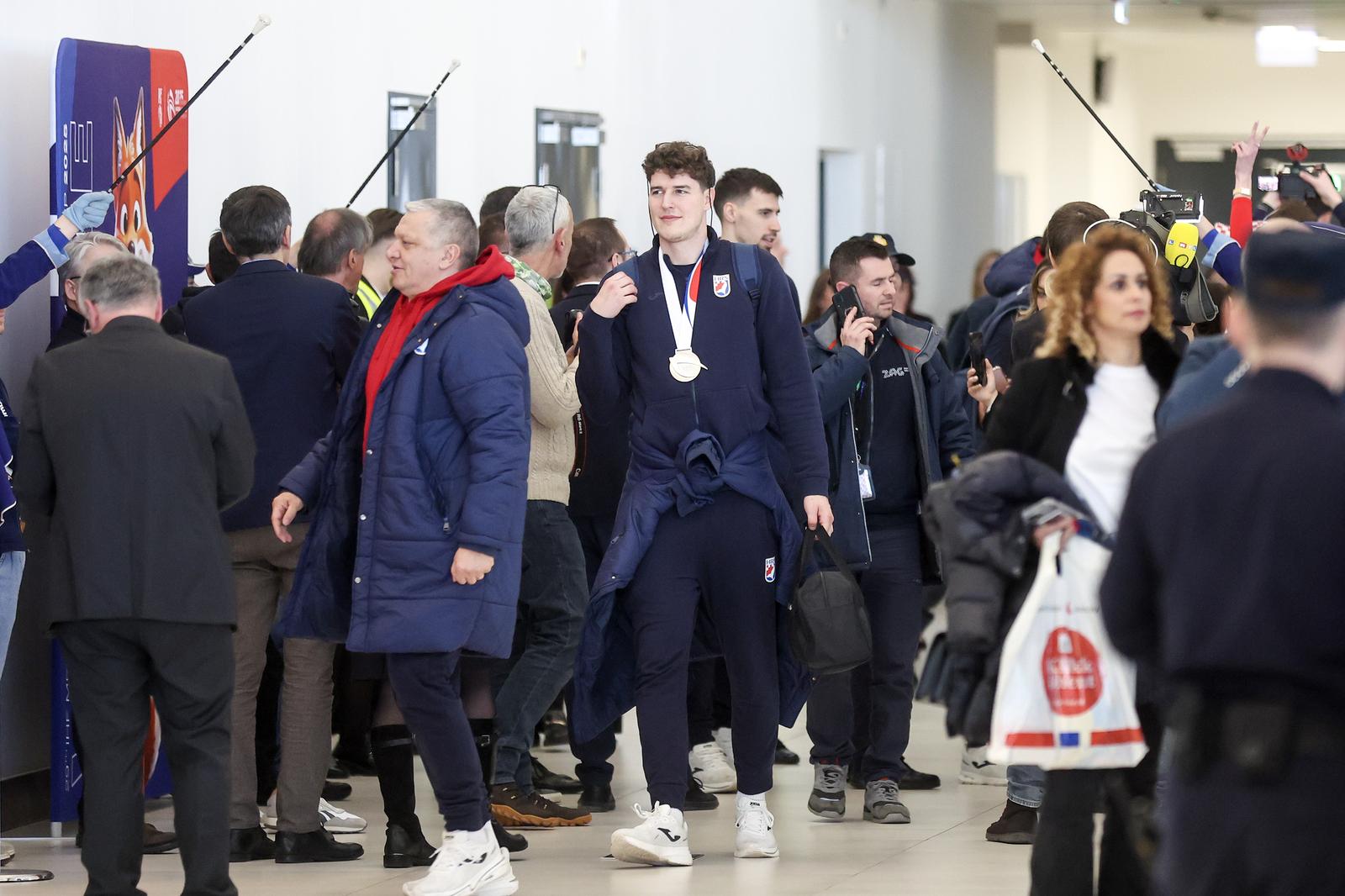 Zagreb: Rukometaši sletjeli u zračnu luku nakon osvojenog srebra na Svjetskom prvenstvu Zagreb: Rukometaši sletjeli u zračnu luku nakon osvojenog srebra na Svjetskom prvenstvu
