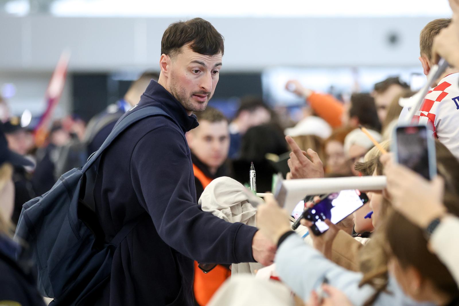 Zagreb: Rukometaši sletjeli u zračnu luku nakon osvojenog srebra na Svjetskom prvenstvu Zagreb: Rukometaši sletjeli u zračnu luku nakon osvojenog srebra na Svjetskom prvenstvu