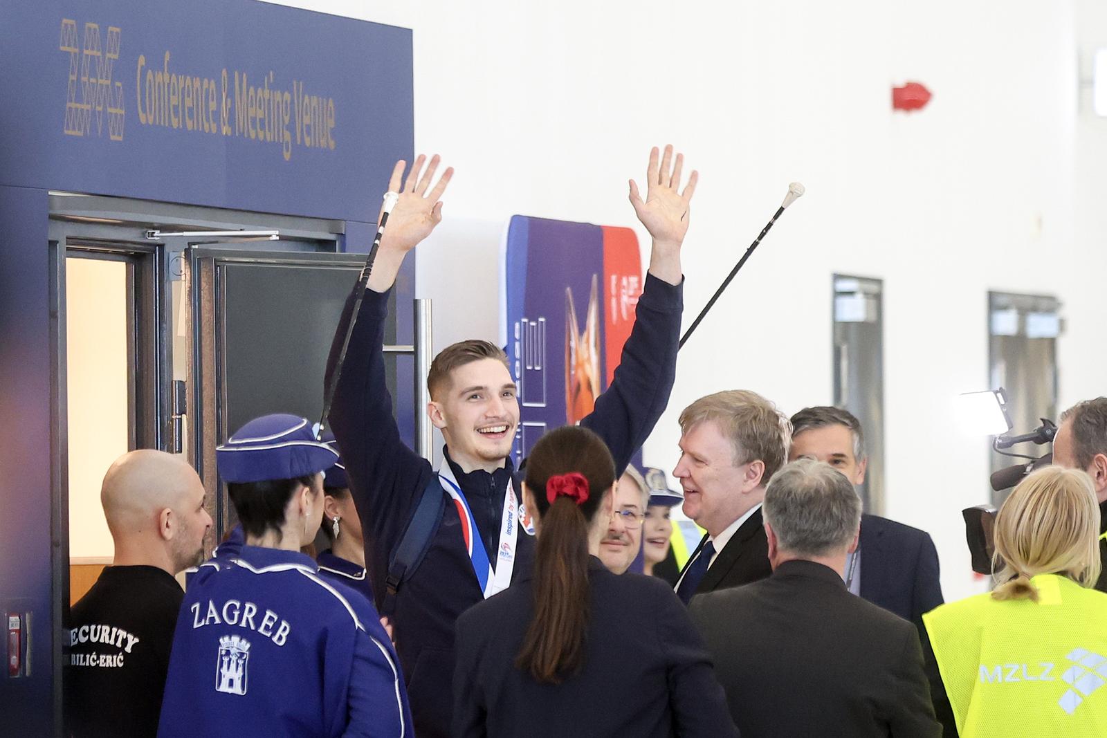 Zagreb: Rukometaši sletjeli u zračnu luku nakon osvojenog srebra na Svjetskom prvenstvu Zagreb: Rukometaši sletjeli u zračnu luku nakon osvojenog srebra na Svjetskom prvenstvu