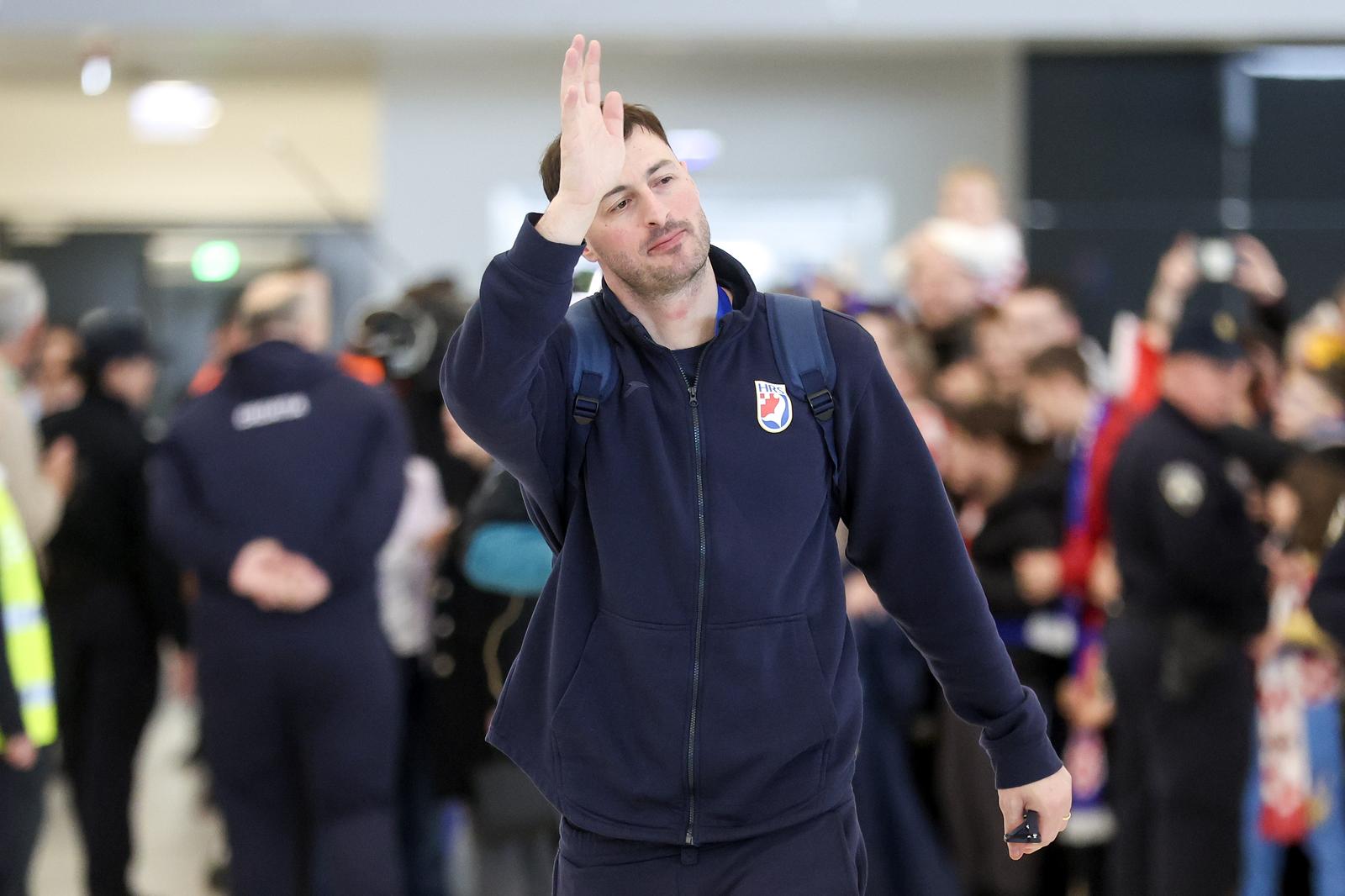 Zagreb: Rukometaši sletjeli u zračnu luku nakon osvojenog srebra na Svjetskom prvenstvu Zagreb: Rukometaši sletjeli u zračnu luku nakon osvojenog srebra na Svjetskom prvenstvu