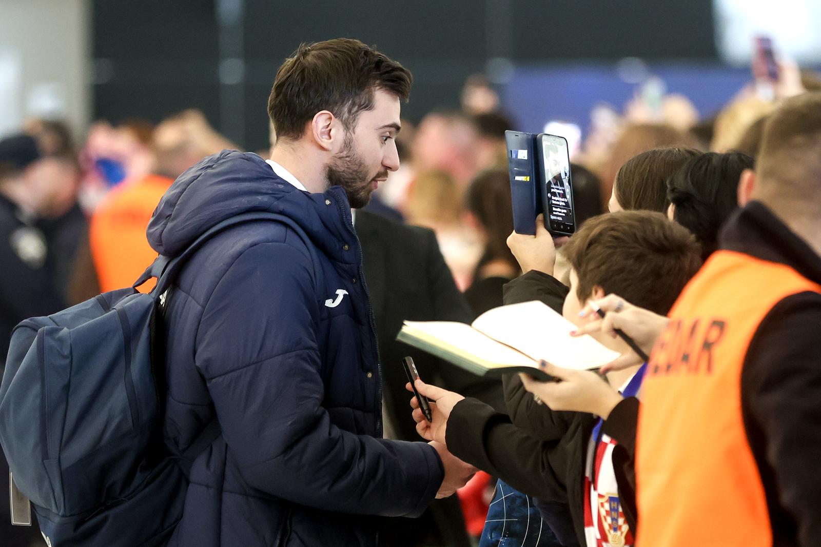 Zagreb: Rukometaši sletjeli u zračnu luku nakon osvojenog srebra na Svjetskom prvenstvu Zagreb: Rukometaši sletjeli u zračnu luku nakon osvojenog srebra na Svjetskom prvenstvu