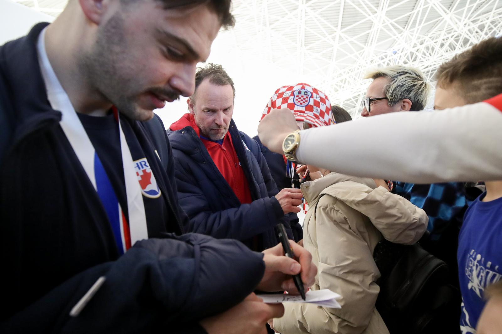 Zagreb: Rukometaši sletjeli u zračnu luku nakon osvojenog srebra na Svjetskom prvenstvu Zagreb: Rukometaši sletjeli u zračnu luku nakon osvojenog srebra na Svjetskom prvenstvu