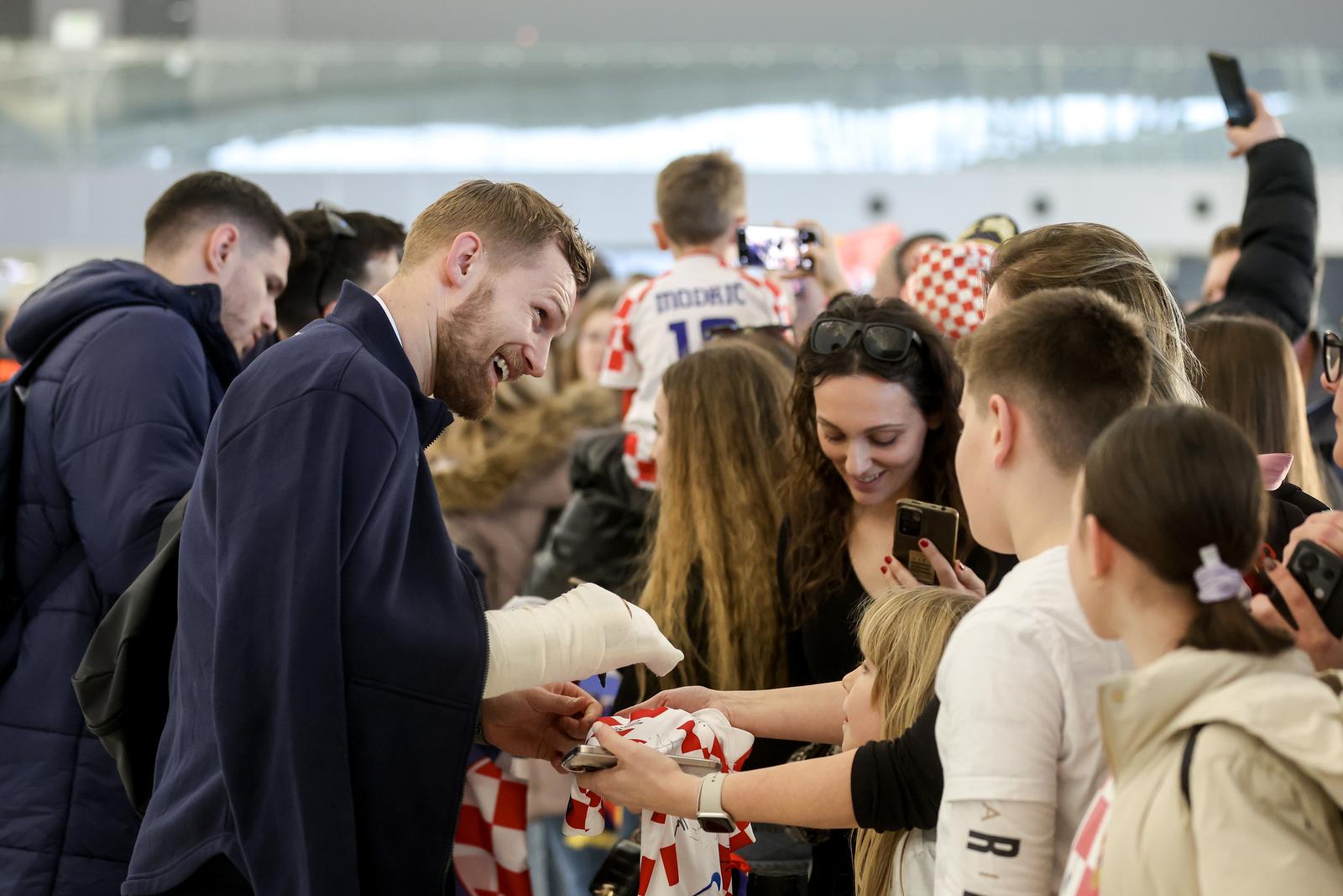 Zagreb: Rukometaši sletjeli u zračnu luku nakon osvojenog srebra na Svjetskom prvenstvu Zagreb: Rukometaši sletjeli u zračnu luku nakon osvojenog srebra na Svjetskom prvenstvu