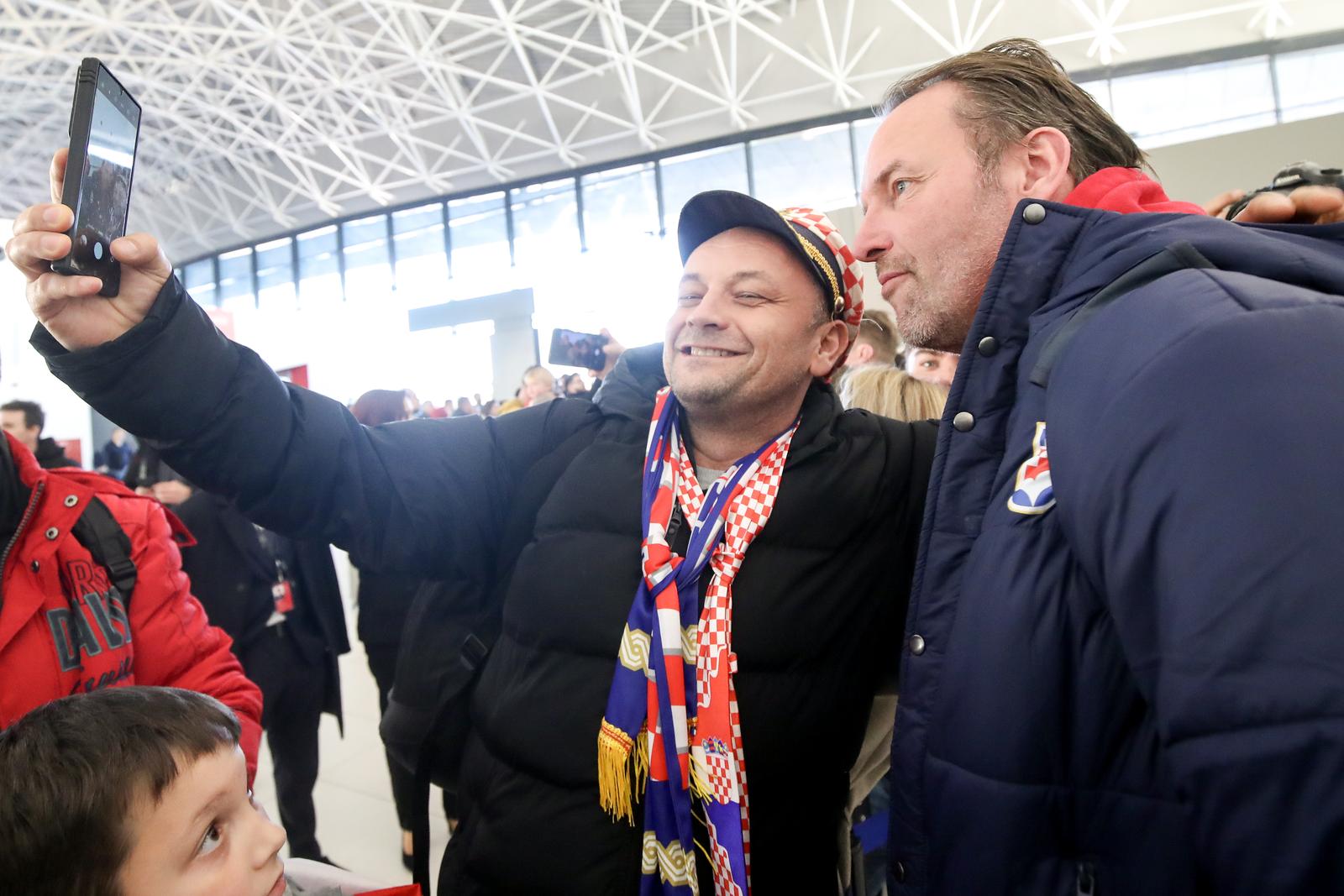 Zagreb: Rukometaši sletjeli u zračnu luku nakon osvojenog srebra na Svjetskom prvenstvu Zagreb: Rukometaši sletjeli u zračnu luku nakon osvojenog srebra na Svjetskom prvenstvu