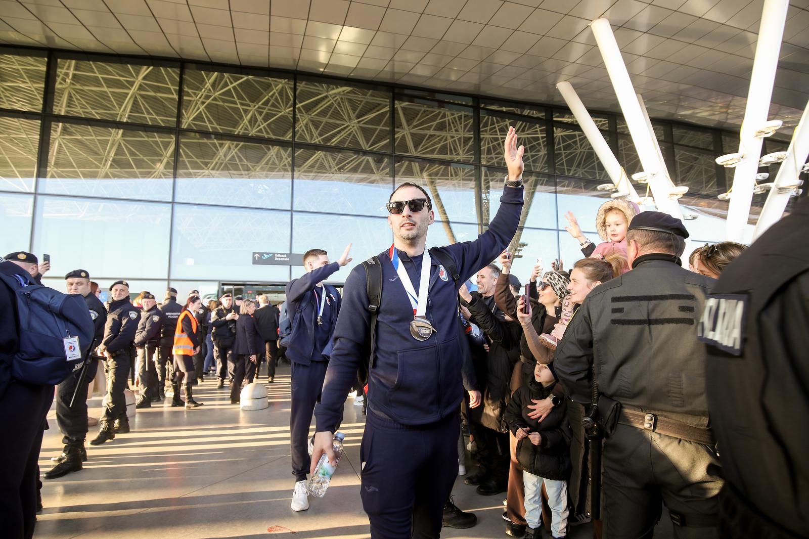 Zagreb: Rukometaši sletjeli u zračnu luku nakon osvojenog srebra na Svjetskom prvenstvu Zagreb: Rukometaši sletjeli u zračnu luku nakon osvojenog srebra na Svjetskom prvenstvu