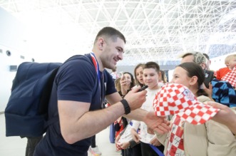 Zagreb: Rukometaši sletjeli u zračnu luku nakon osvojenog srebra na Svjetskom prvenstvu Zagreb: Rukometaši sletjeli u zračnu luku nakon osvojenog srebra na Svjetskom prvenstvu