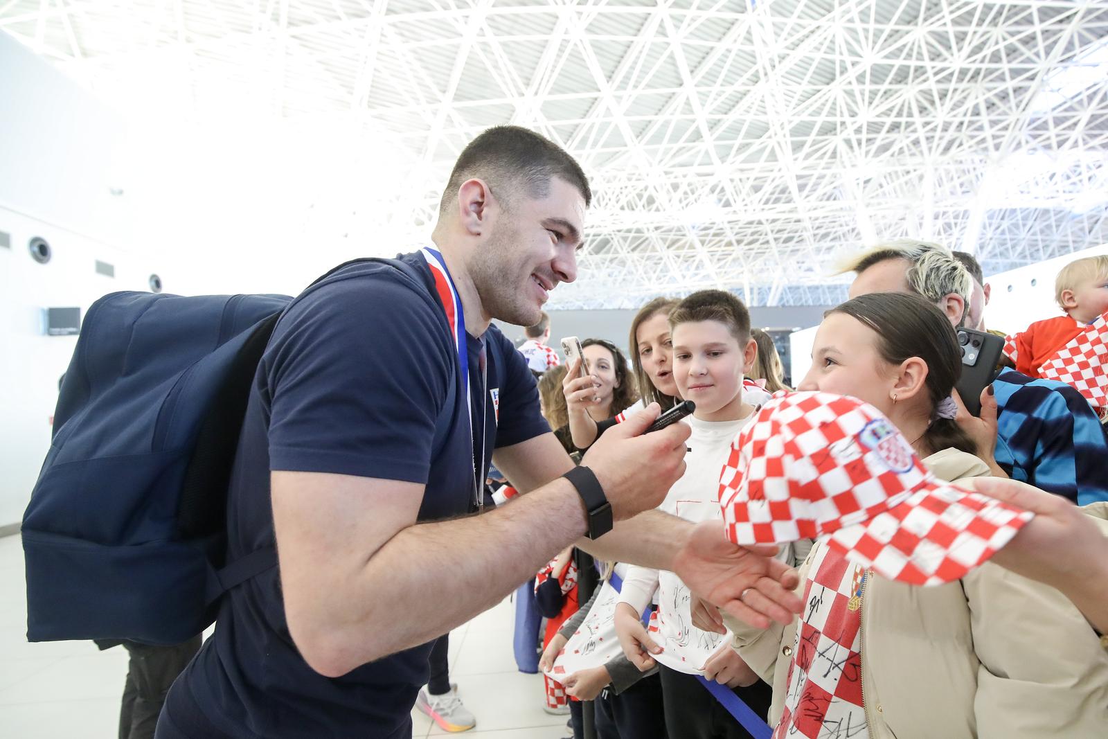 Zagreb: Rukometaši sletjeli u zračnu luku nakon osvojenog srebra na Svjetskom prvenstvu Zagreb: Rukometaši sletjeli u zračnu luku nakon osvojenog srebra na Svjetskom prvenstvu