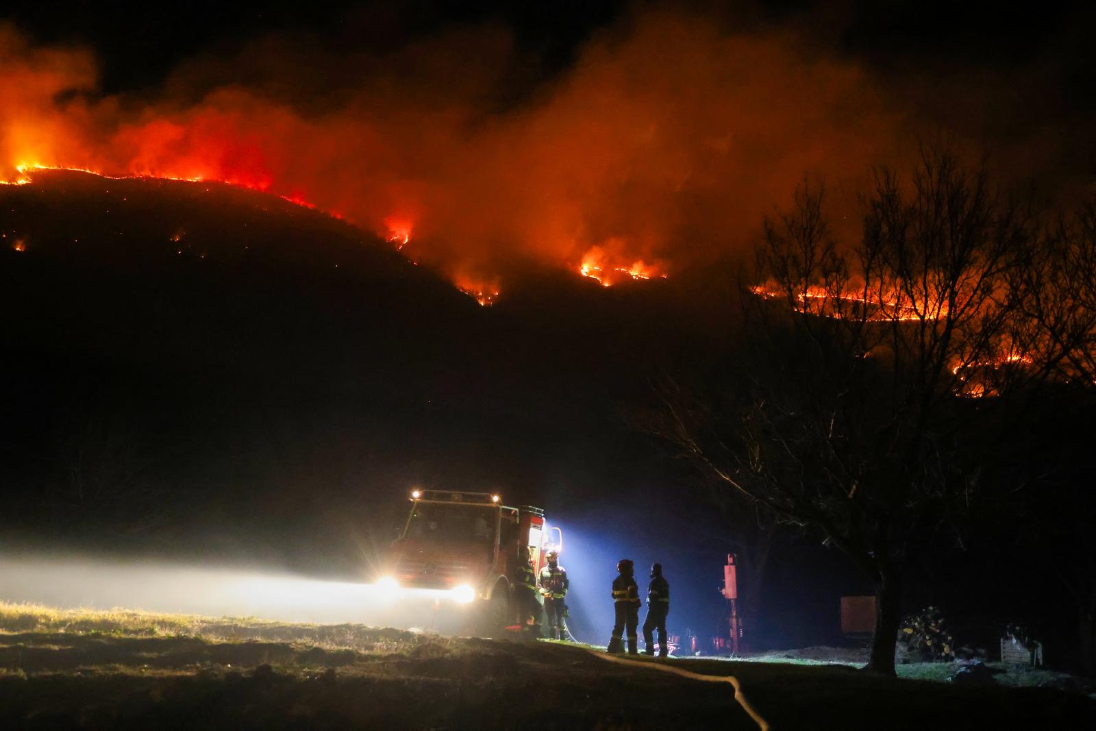 Požar koji je poslijepodne izbio podno Učke sad je pod kontrolom Požar koji je poslijepodne izbio podno Učke sad je pod kontrolom