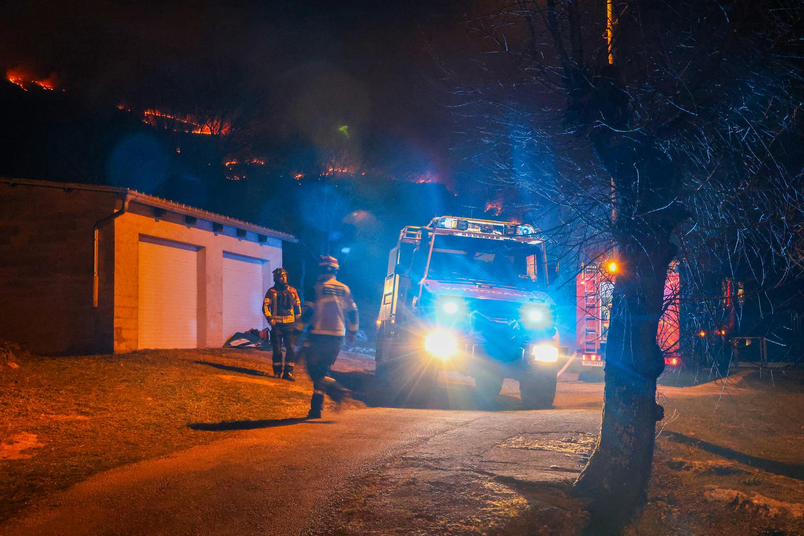 Požar koji je poslijepodne izbio podno Učke sad je pod kontrolom Požar koji je poslijepodne izbio podno Učke sad je pod kontrolom