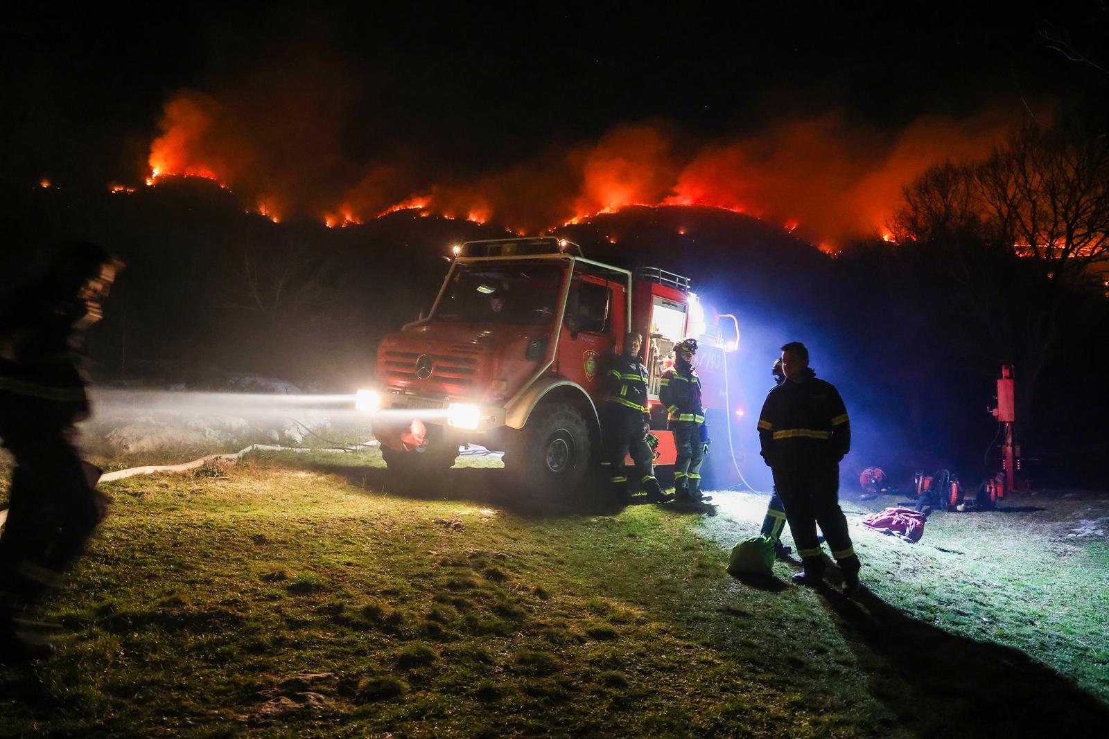 Požar koji je poslijepodne izbio podno Učke sad je pod kontrolom Požar koji je poslijepodne izbio podno Učke sad je pod kontrolom