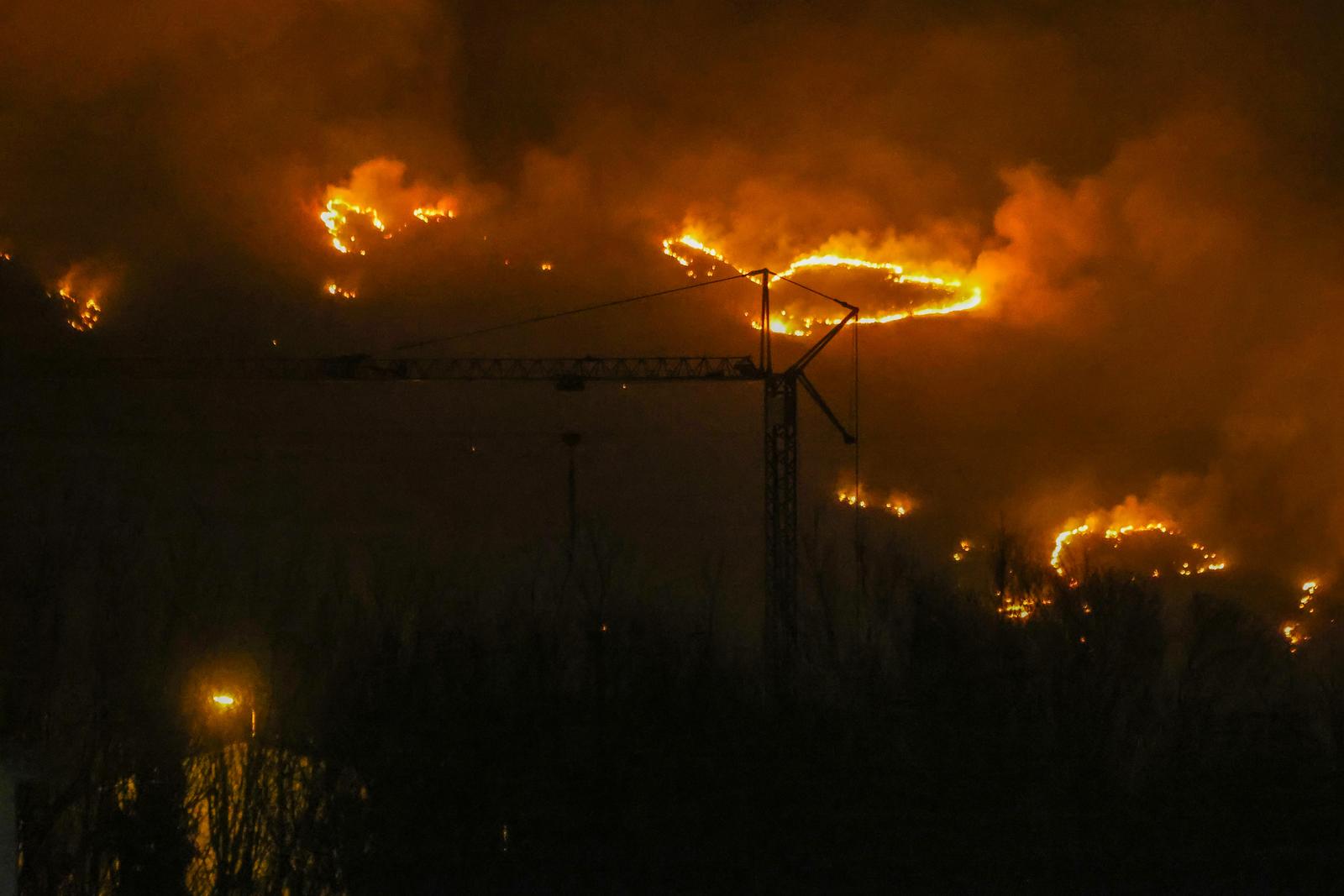 Požar koji je poslijepodne izbio podno Učke sad je pod kontrolom Požar koji je poslijepodne izbio podno Učke sad je pod kontrolom