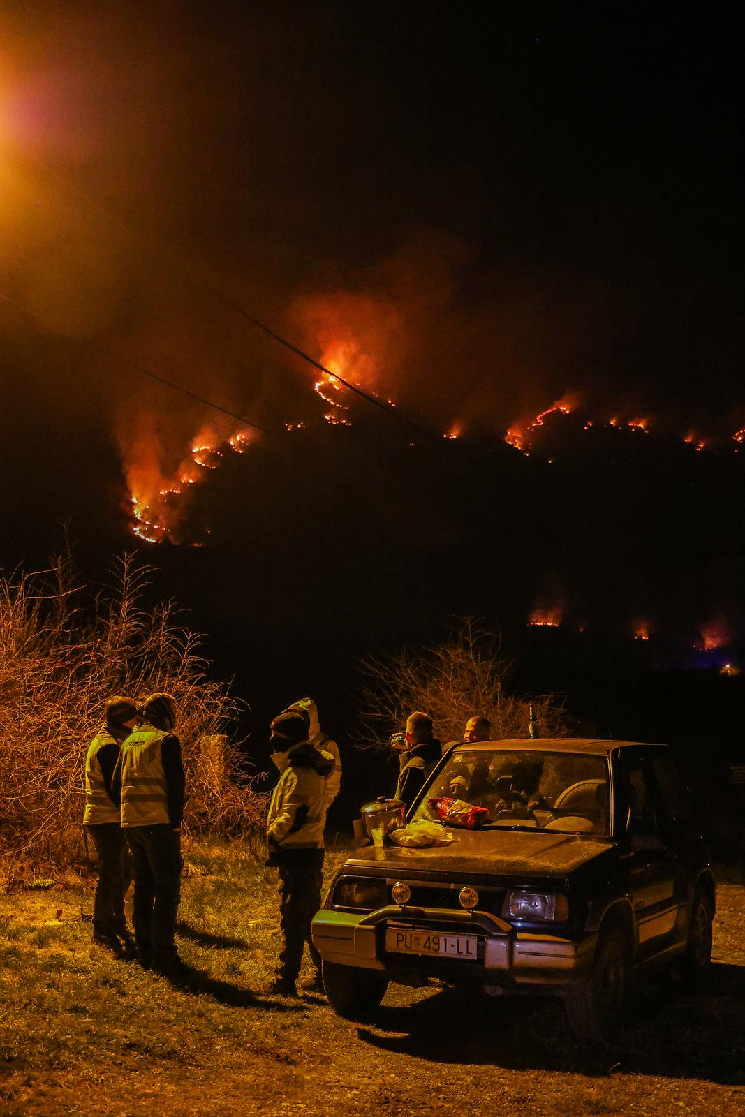 Požar koji je poslijepodne izbio podno Učke sad je pod kontrolom Požar koji je poslijepodne izbio podno Učke sad je pod kontrolom