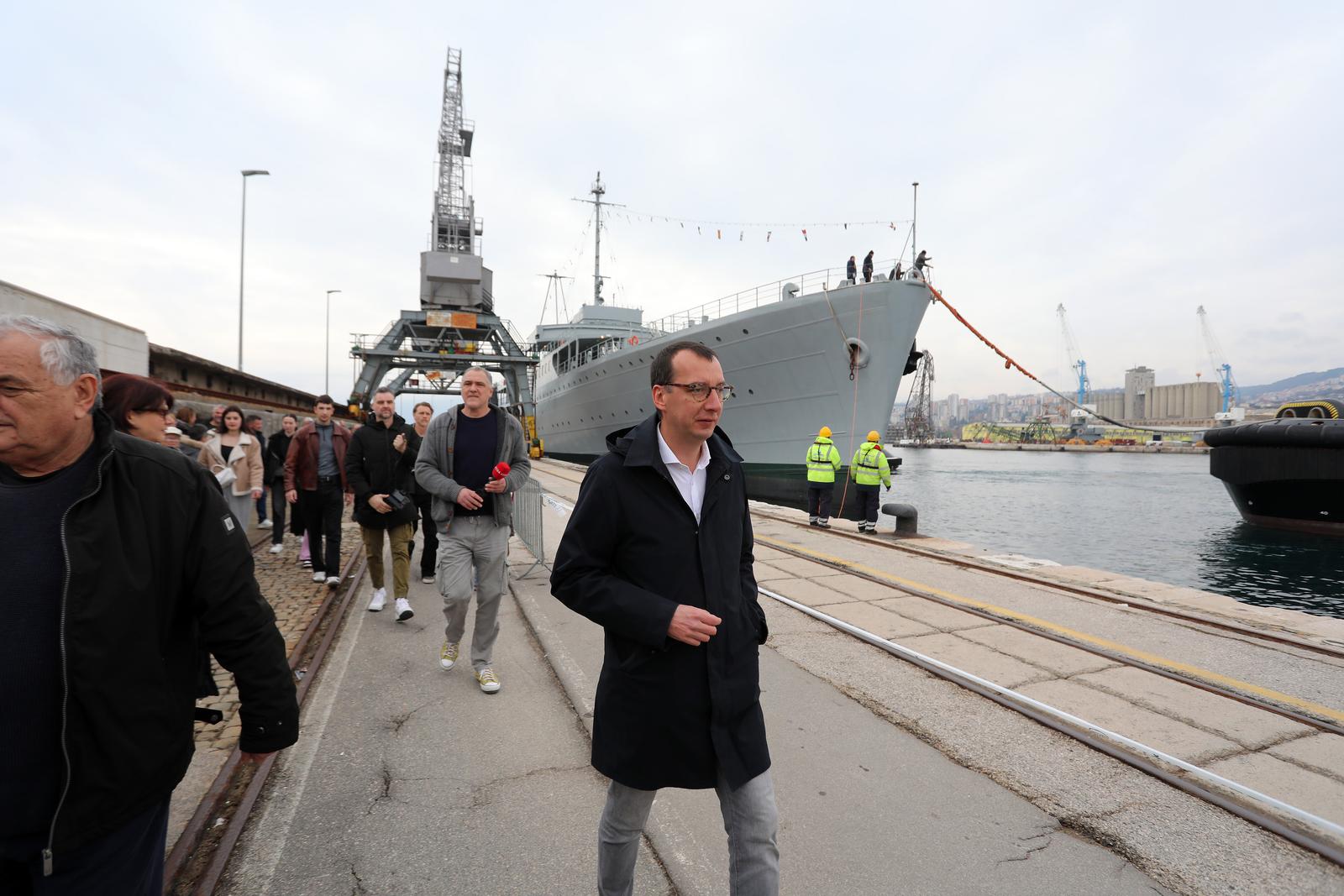 Rijeka: Brod Galeb dotegljen je u riječku luku