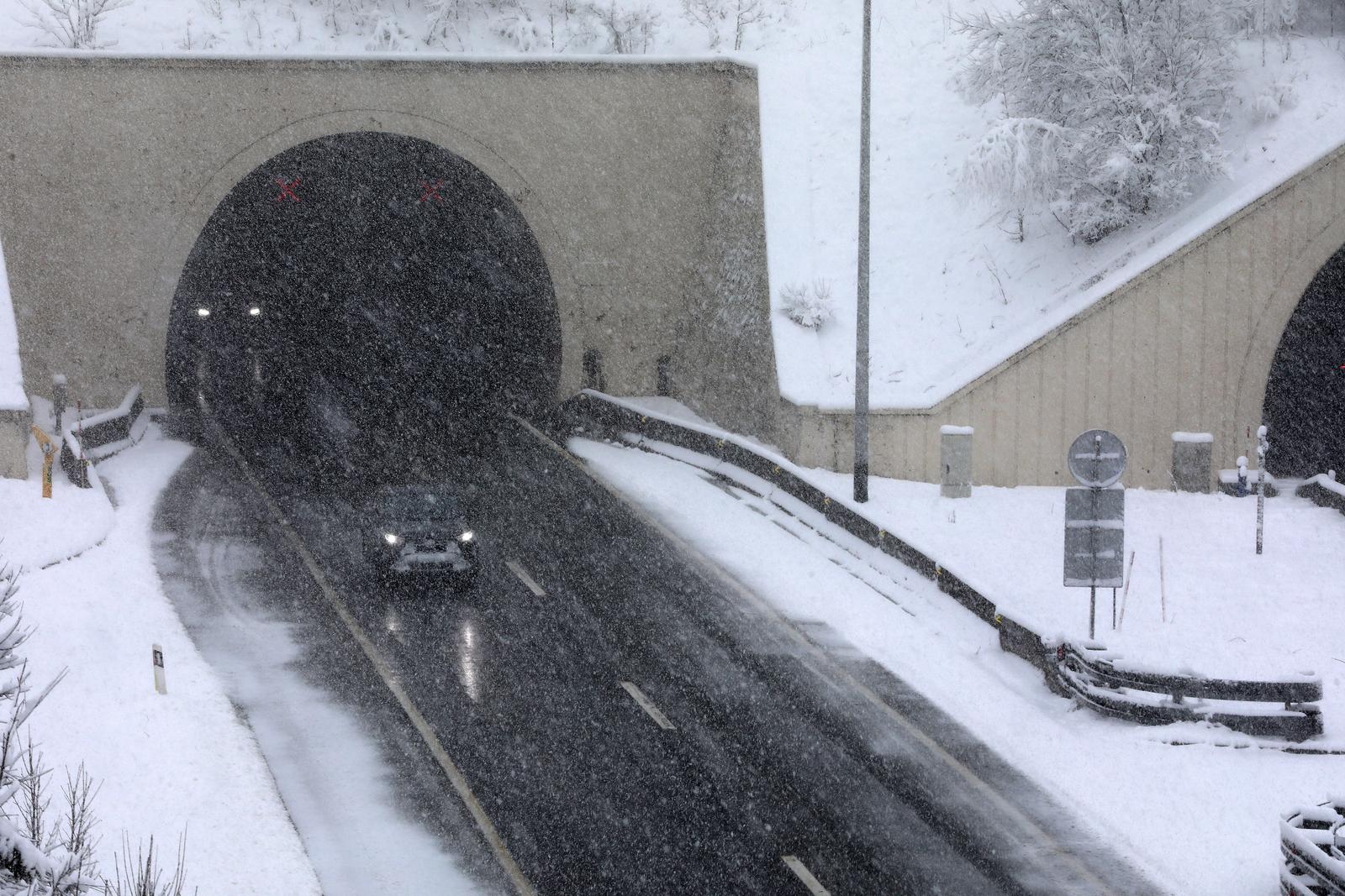 Delnice: Snijeg i jak vjetar otežavaju promet Delnice: Snijeg i jak vjetar otežavaju promet