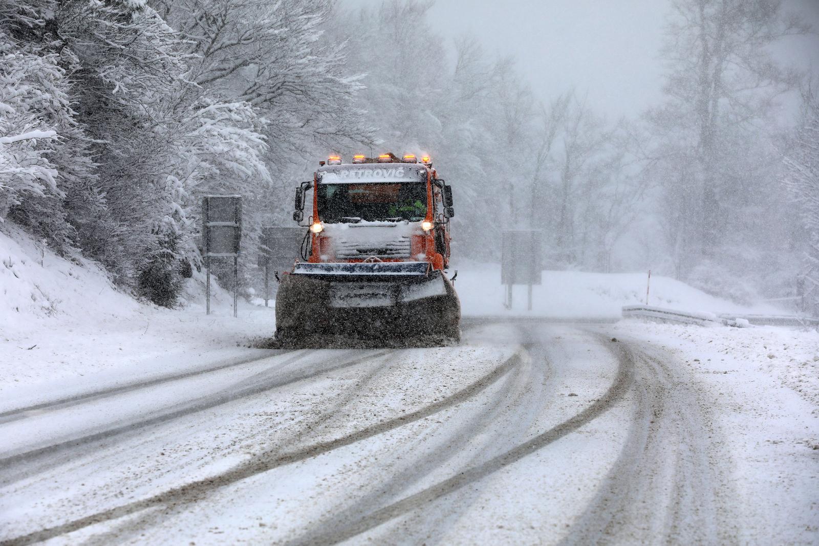 Delnice: Snijeg i jak vjetar otežavaju promet Delnice: Snijeg i jak vjetar otežavaju promet