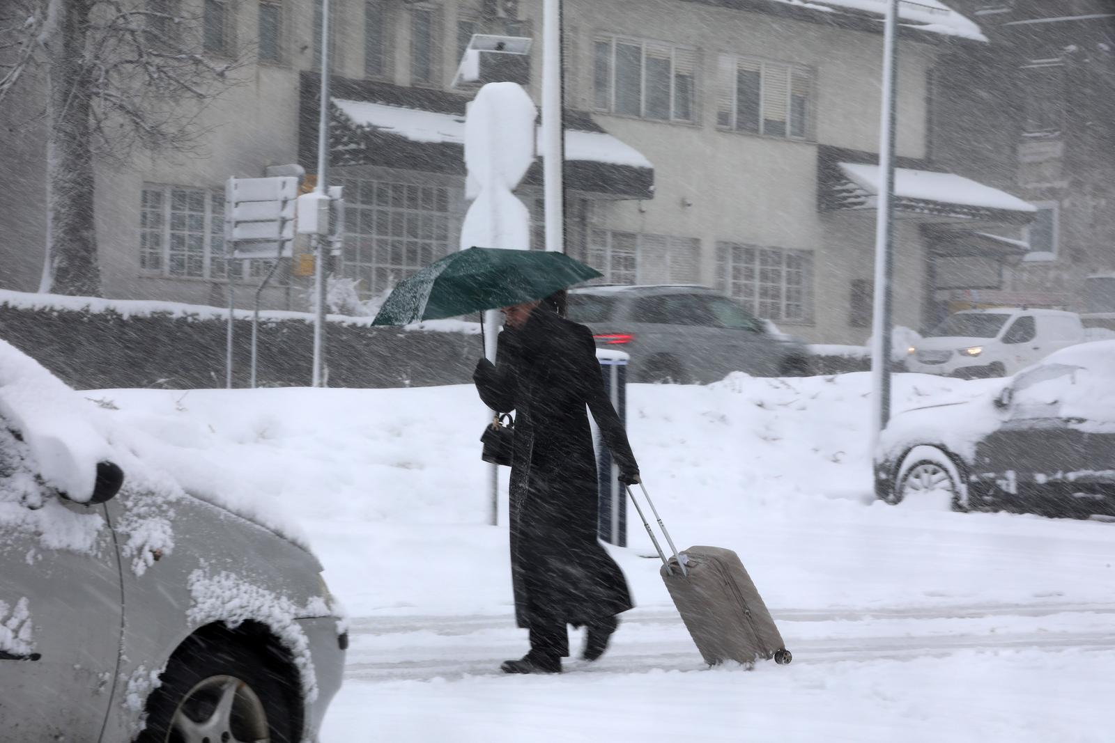 Delnice: Snijeg i jak vjetar otežavaju promet Delnice: Snijeg i jak vjetar otežavaju promet