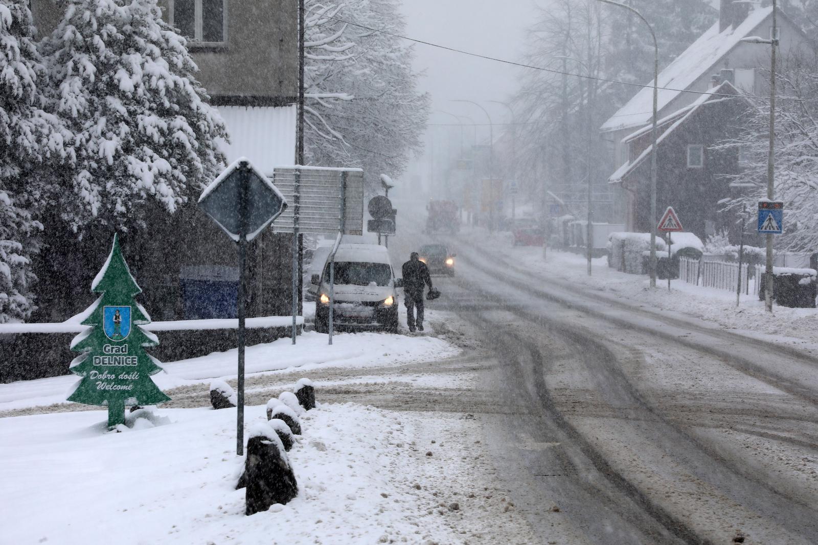 Delnice: Snijeg i jak vjetar otežavaju promet Delnice: Snijeg i jak vjetar otežavaju promet