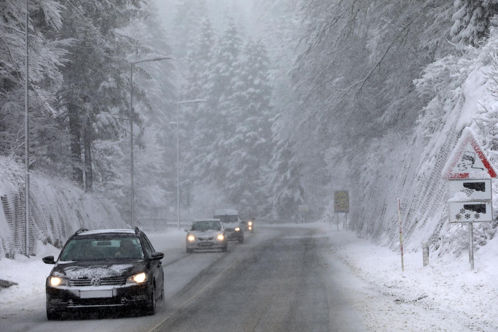 Delnice: Snijeg i jak vjetar otežavaju promet Delnice: Snijeg i jak vjetar otežavaju promet