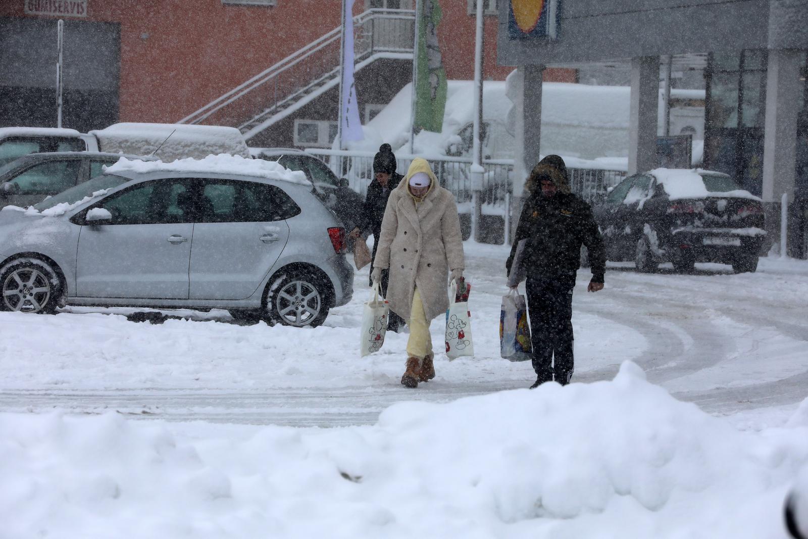 Delnice: Snijeg i jak vjetar otežavaju promet Delnice: Snijeg i jak vjetar otežavaju promet