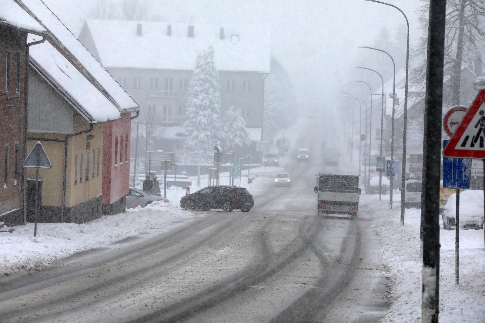 Delnice: Snijeg i jak vjetar otežavaju promet Delnice: Snijeg i jak vjetar otežavaju promet