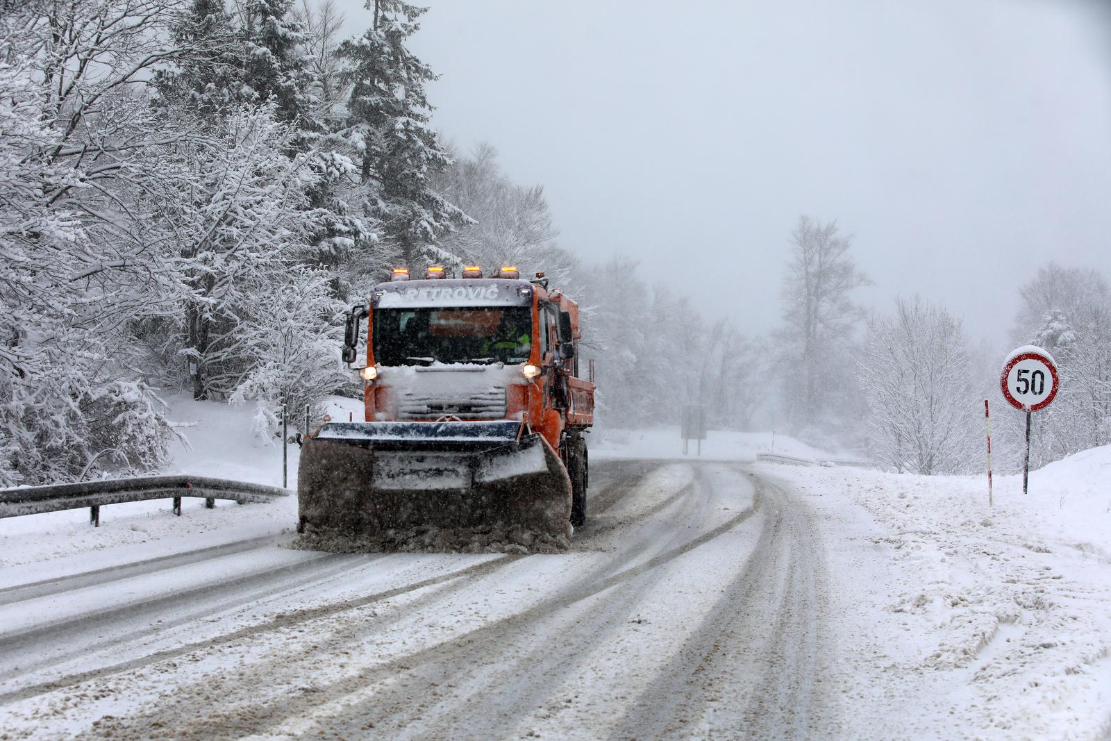 Delnice: Snijeg i jak vjetar otežavaju promet Delnice: Snijeg i jak vjetar otežavaju promet