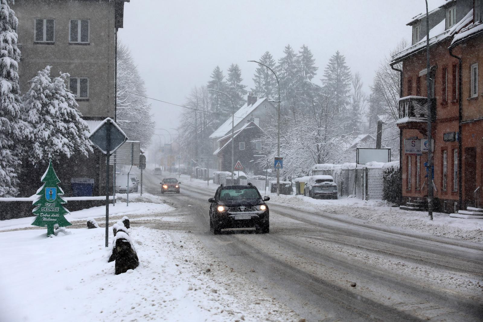 Delnice: Snijeg i jak vjetar oteavaju promet Delnice: Snijeg i jak vjetar oteavaju promet
