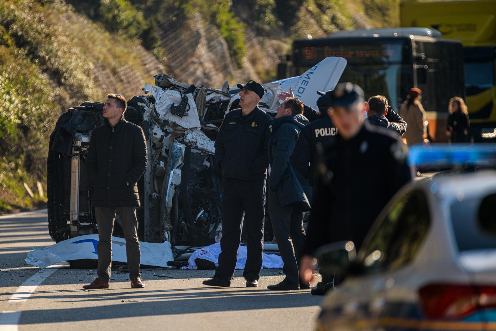 Stijena se odlomila i pala na kombi na magistrali kod Dubrovnika Stijena se odlomila i pala na kombi na magistrali kod Dubrovnika