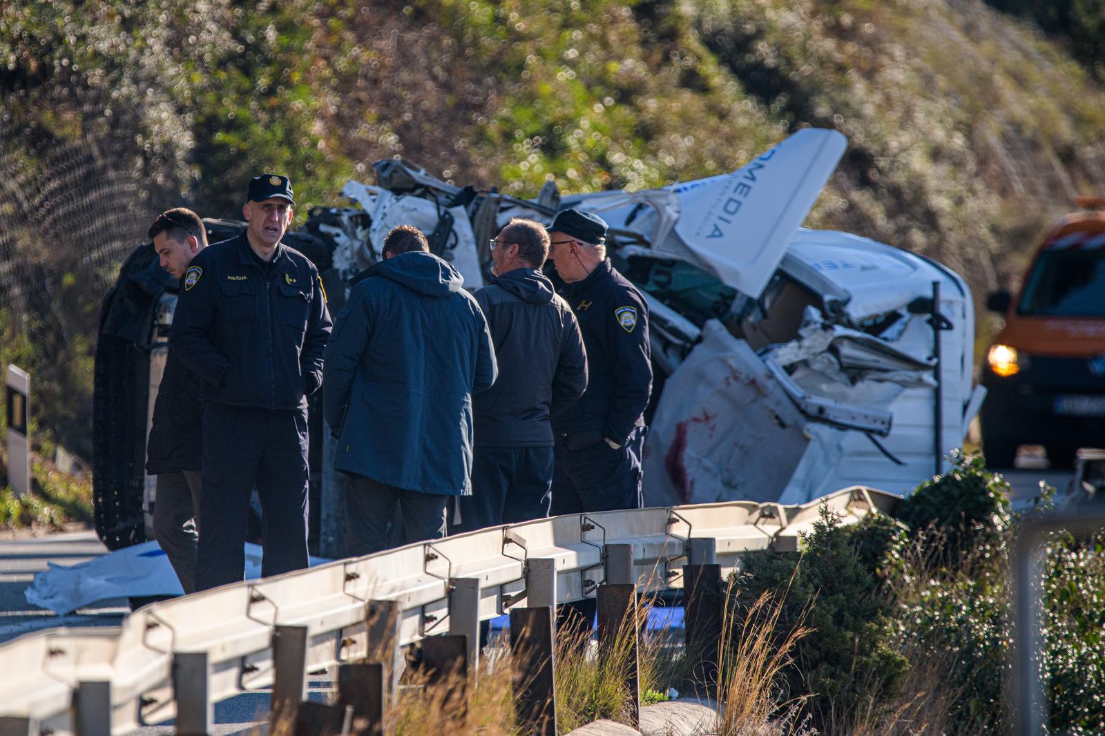 Stijena se odlomila i pala na kombi na magistrali kod Dubrovnika Stijena se odlomila i pala na kombi na magistrali kod Dubrovnika