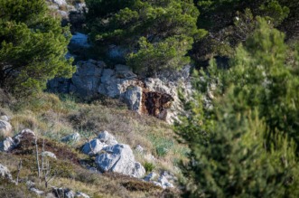 Stijena se odlomila i pala na kombi na magistrali kod Dubrovnika Stijena se odlomila i pala na kombi na magistrali kod Dubrovnika