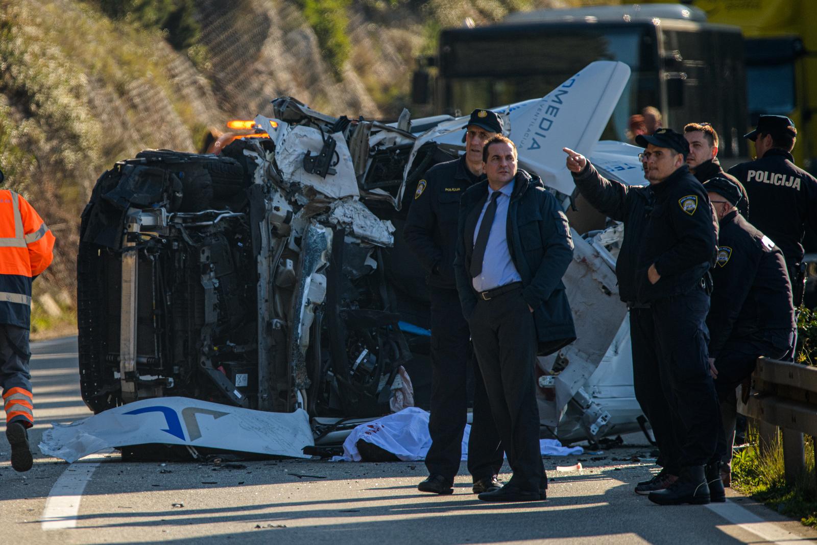 Stijena se odlomila i pala na kombi na magistrali kod Dubrovnika Stijena se odlomila i pala na kombi na magistrali kod Dubrovnika