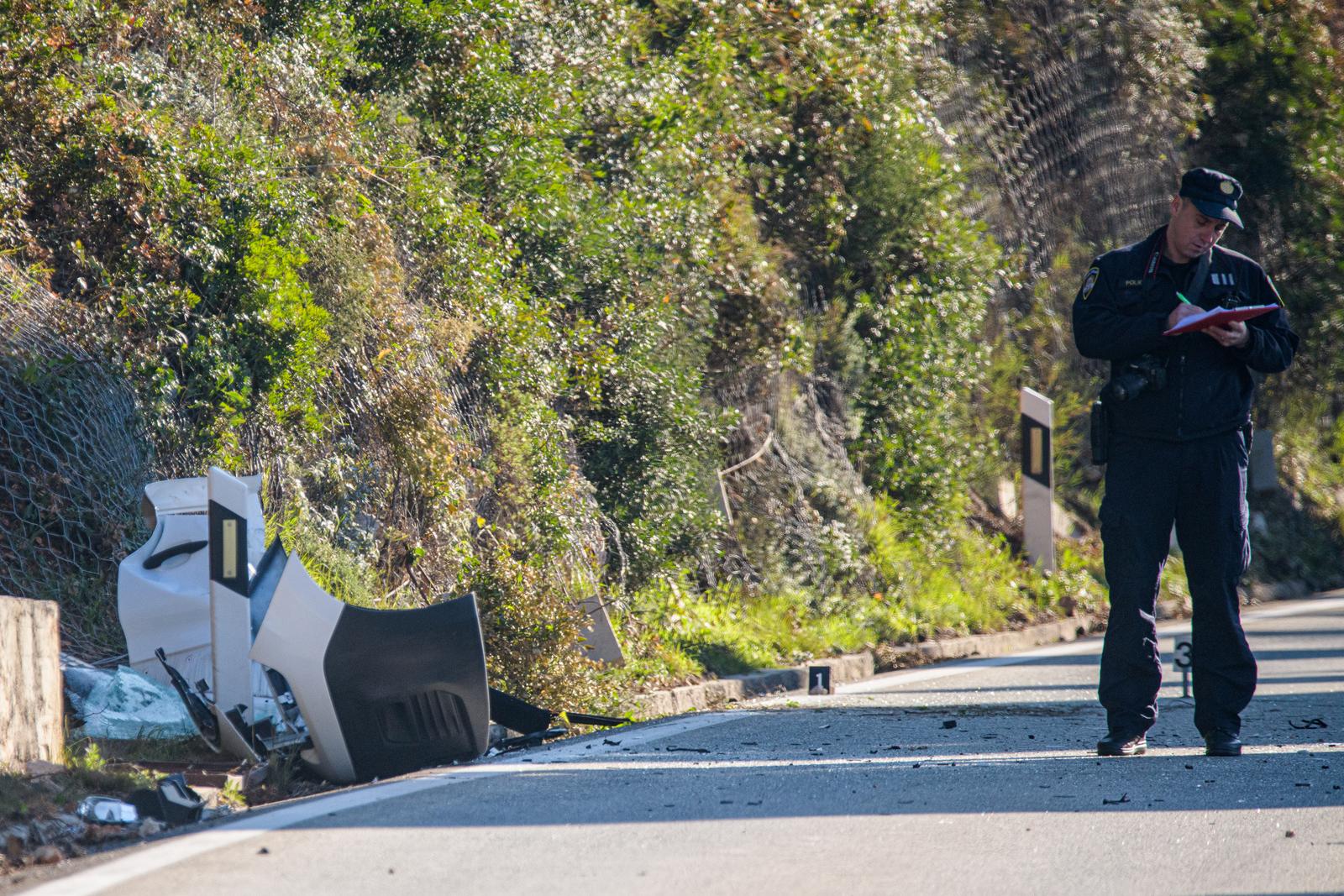 Stijena se odlomila i pala na kombi na magistrali kod Dubrovnika Stijena se odlomila i pala na kombi na magistrali kod Dubrovnika