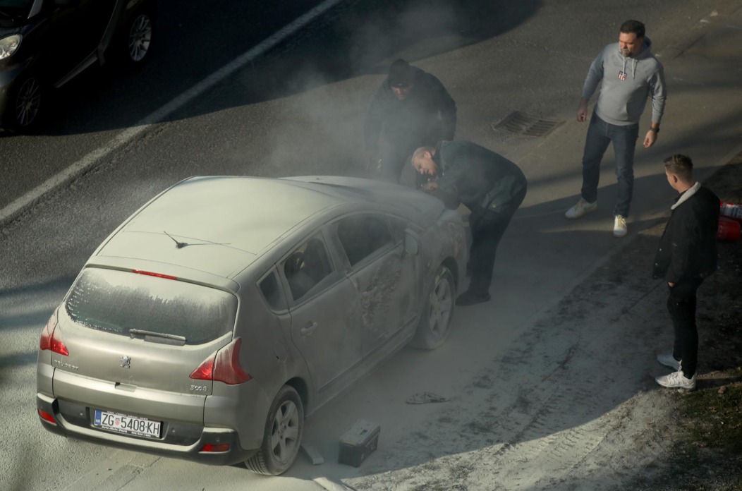 Zagreb: Vatrogasci ugasili požar na automobilu koji se zapalio u vožnji