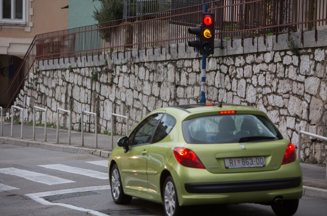 Rijeka: Prostitutka na crvenom, pivo na utom i list marihuane na zelenom svjetlu semafora
